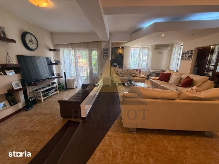 Casă cu 10 camere cu Teren 999.8 Mp în Central