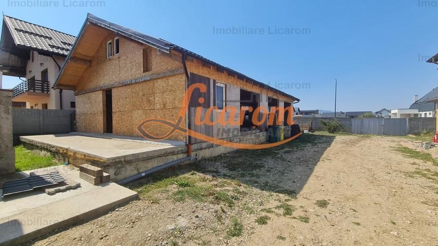 Casă individuală cu 8 camere decomandat cu Canalizare în Cristian