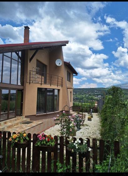 Casă cu 5 camere cu Teren 2500 Mp în Iris
