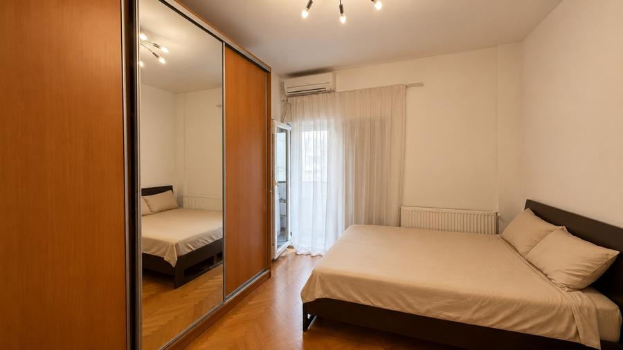 Apartament cu 3 camere semidecomandat, mobilat în Ultracentral