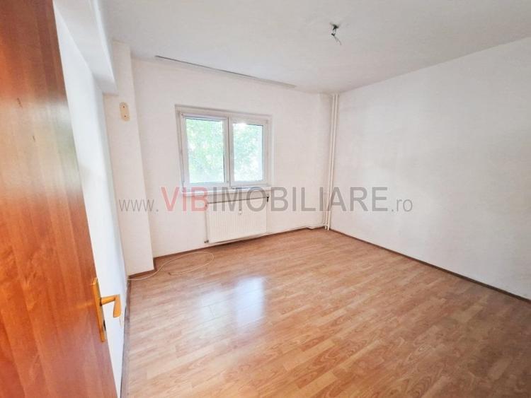 Apartament cu 4 camere semidecomandat, mobilat în Văcăresti