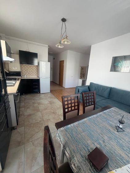 Apartament cu 3 camere semidecomandat în Dâmbul Rotund