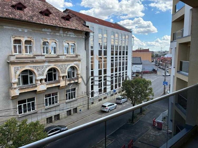 Apartament cu 3 camere semidecomandat în Central