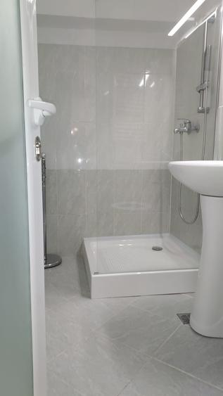 Apartament cu 4 camere decomandat în Tineretului