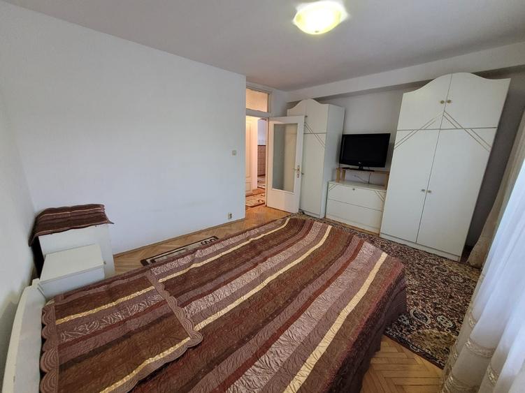Apartament cu 3 camere decomandat în Exterior Vest