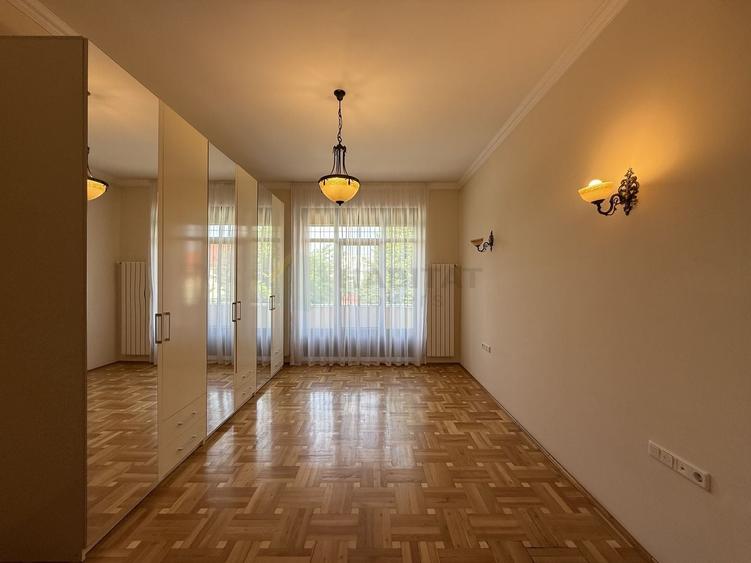 Casă individuală cu 9 camere cu Teren 1000 Mp în Central