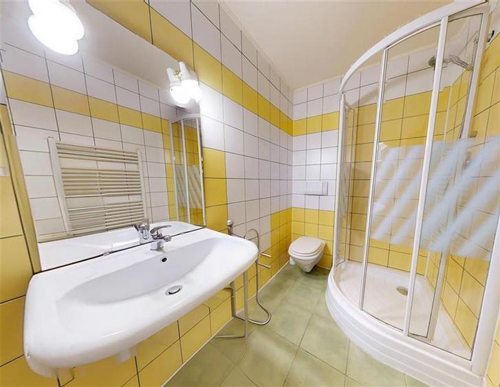 Casă cu 8 camere cu Canalizare în Centrul Civic