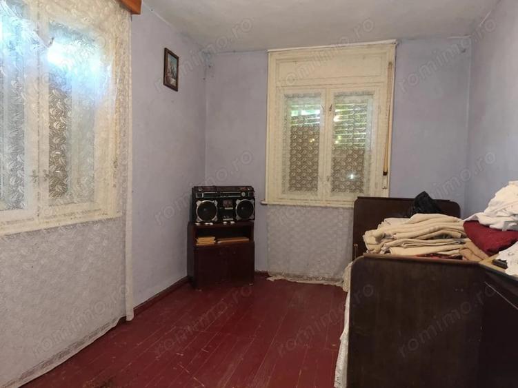 Casă cu 2 camere cu Teren 4600 Mp în Calea Mare