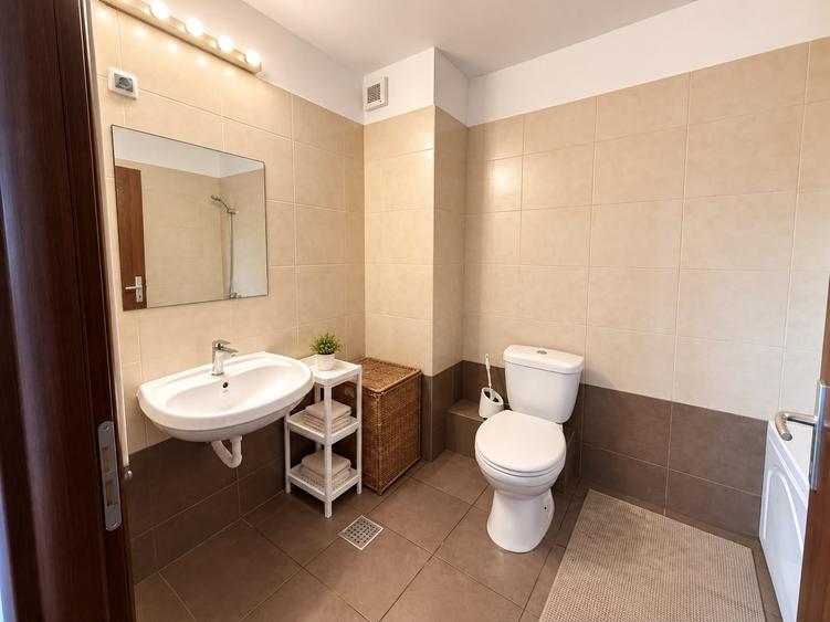 Apartament cu 4 camere decomandat, mobilat în Băneasa