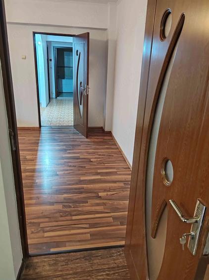 Apartament cu 3 camere semidecomandat, mobilat în Cantemir