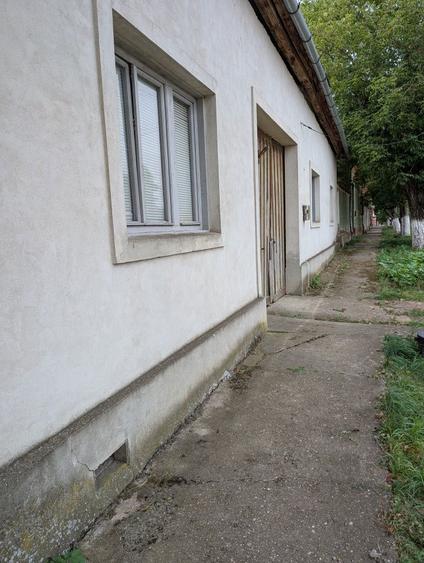 Vand casa + gradina la strada principala - 2
