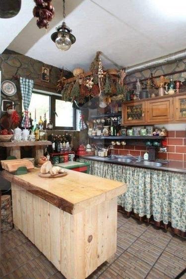Casă individuală cu 6 camere cu Teren 700 Mp în Bran