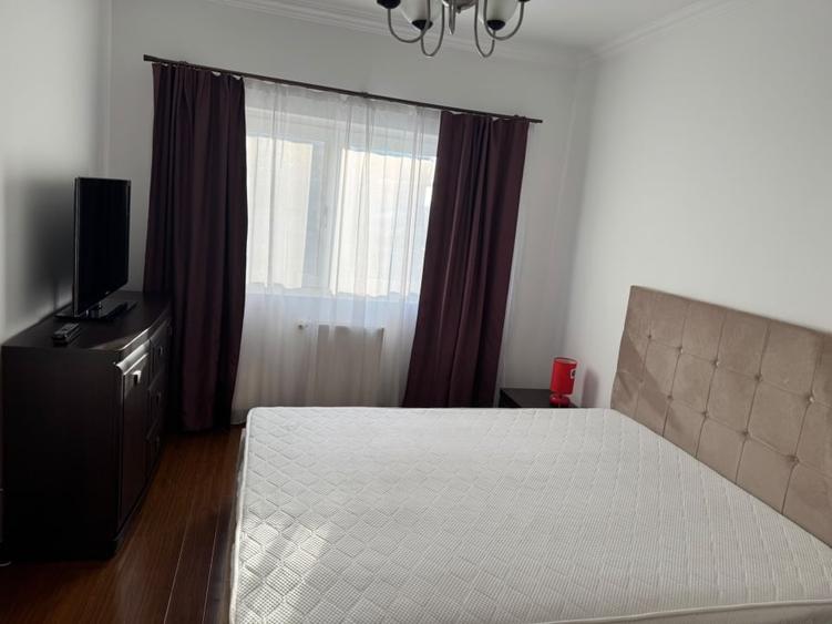 Apartament cu 3 camere decomandat, mobilat în Păcii