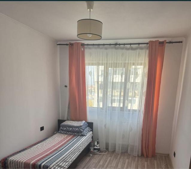 Apartament cu 3 camere decomandat în Exterior Vest