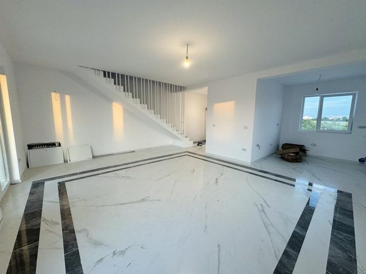 Duplex cu 4 camere cu Canalizare în Remetea Mare