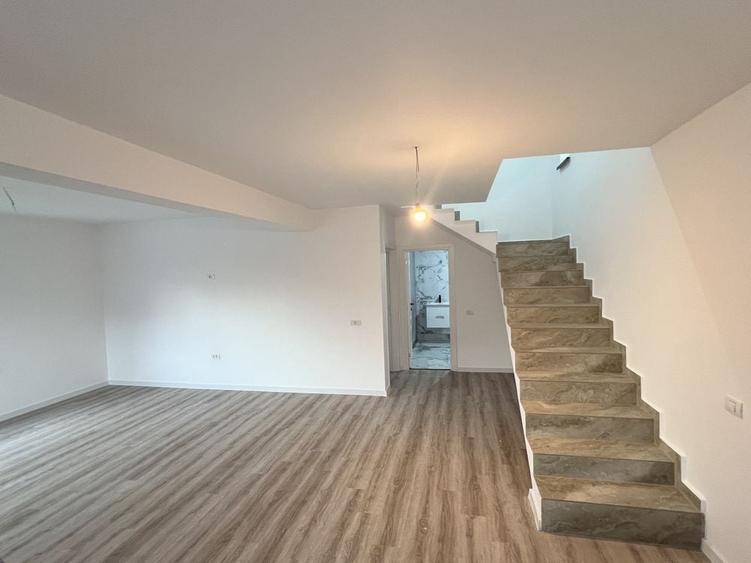 Casă cu 4 camere în Bradu