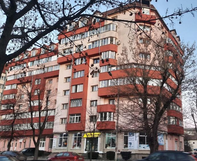 Apartament cu 3 camere decomandat în Exterior Vest