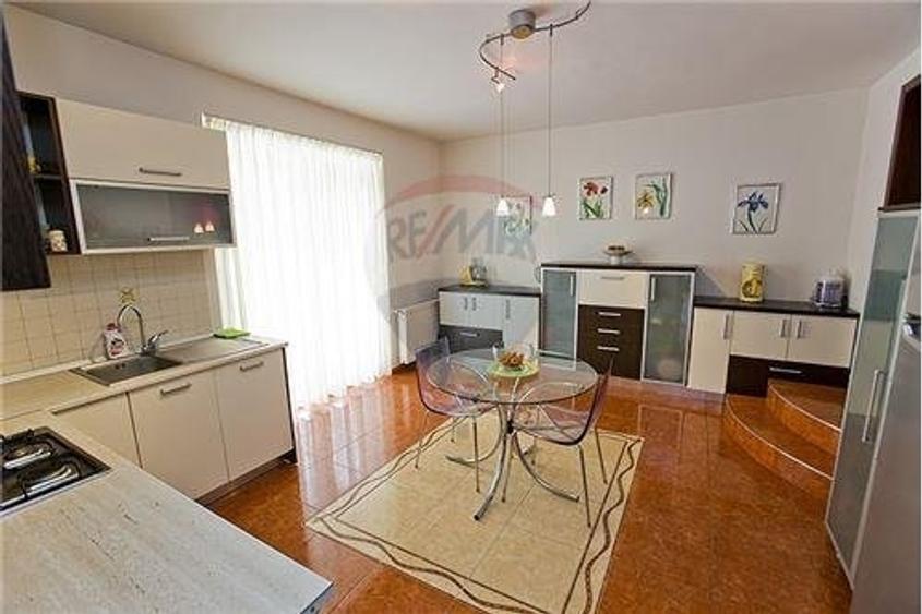 Casă cu 9 camere cu Teren 640 Mp în Pipera