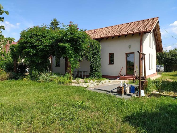 Casă cu 4 camere în Hotarele