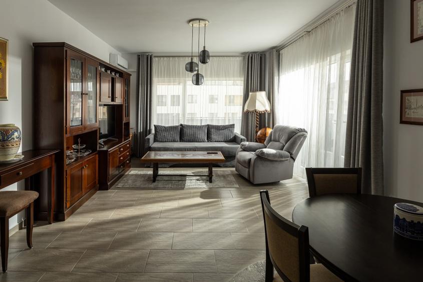 Apartament cu 3 camere decomandat, mobilat în Tractorul