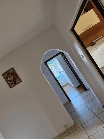 Apartament cu 3 camere decomandat, mobilat în Vasile Aaron
