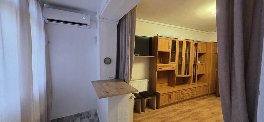 Garsonieră decomandată în Costin Georgian