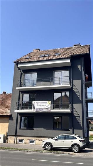 Apartament cu 3 camere decomandat în Tractorul