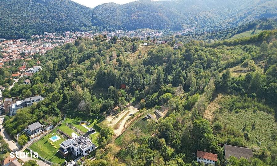 Teren de 5500 mp, în Schei