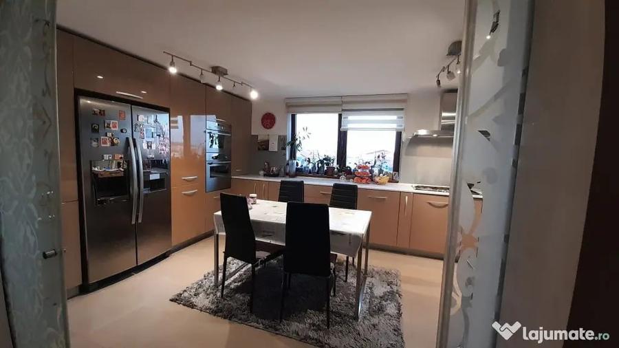 Apartament cu 5 camere decomandat, mobilat în Central