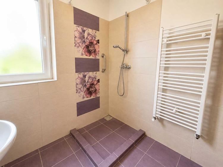 Casă cu 4 camere în Șura Mică