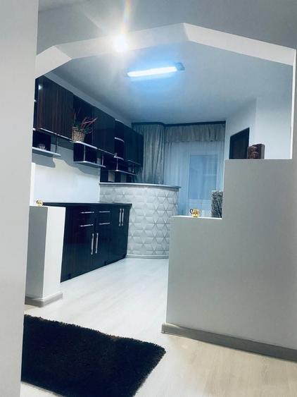 Apartament cu 3 camere decomandat în Exterior Vest