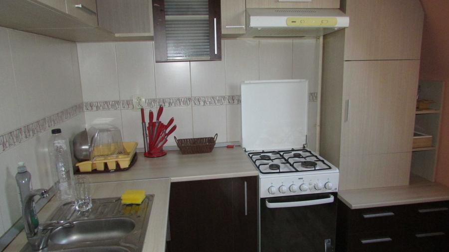 Apartament cu 3 camere semidecomandat în Zăvoi
