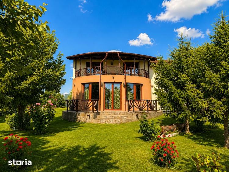 Casă cu 5 camere cu Teren 7320 Mp în Curcani