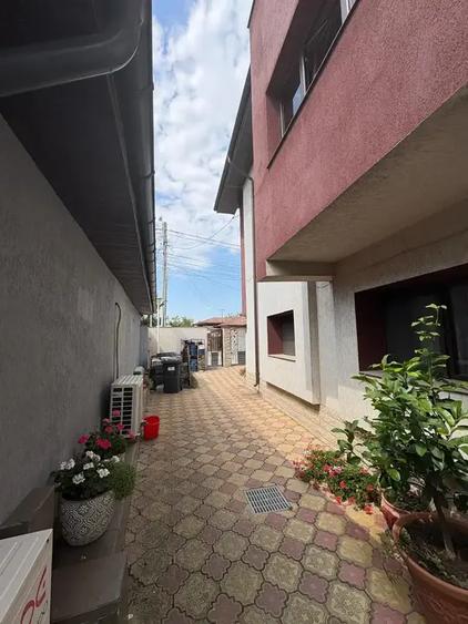 Casă individuală cu 7 camere cu Canalizare în Dărăști-Ilfov