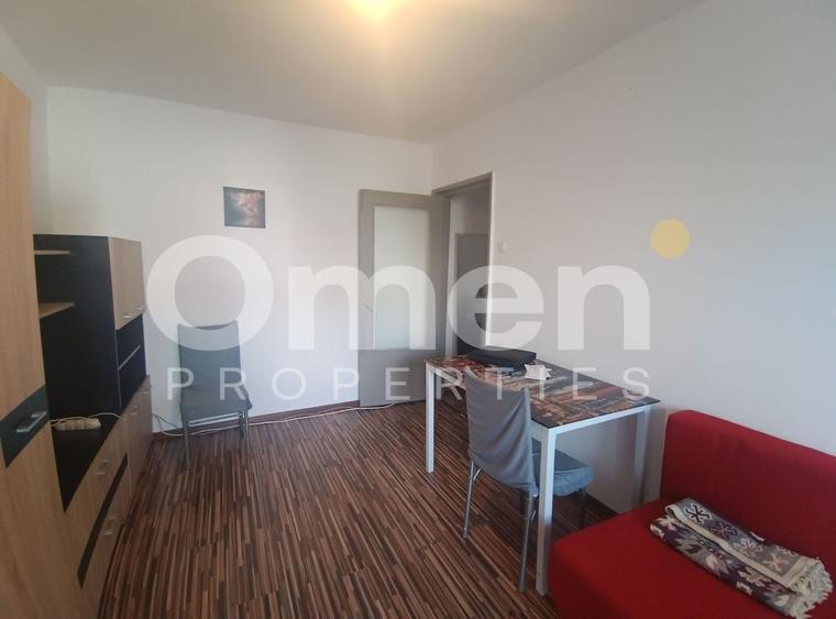 Apartament cu 3 camere semidecomandat, mobilat în Decebal