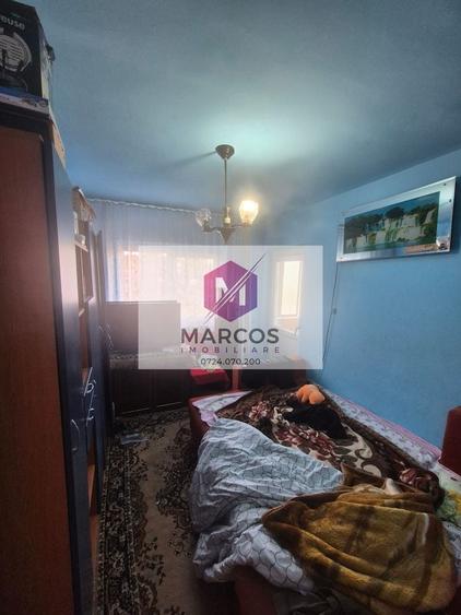 Apartament cu 4 camere decomandat în Micro IV