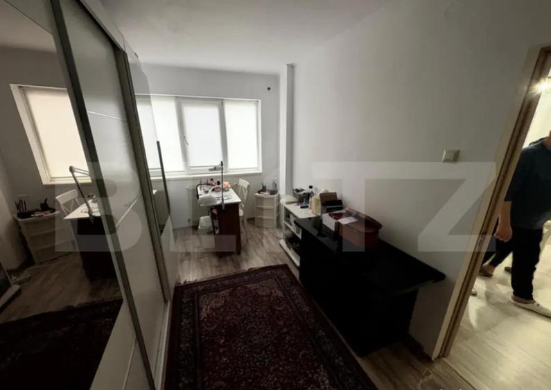 Apartament cu 4 camere semidecomandat, mobilat în Piața Centrală