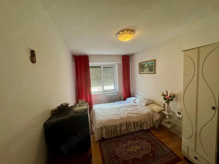 Apartament cu 3 camere decomandat în Polivalentă
