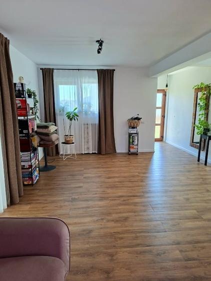 Casă individuală cu 4 camere cu Canalizare în Săbăreni