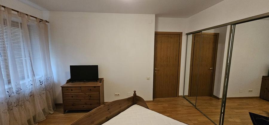 Apartament cu 3 camere semidecomandat, mobilat în Străulești
