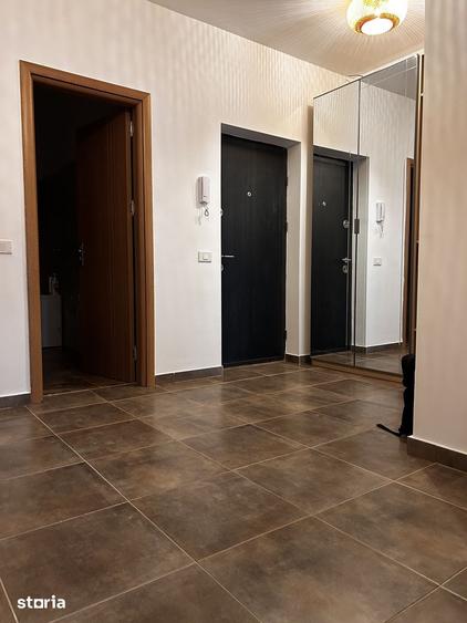 Apartament cu 3 camere în Apărătorii Patriei