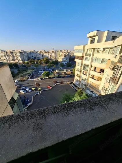 Apartament cu 3 camere decomandat în Calea București