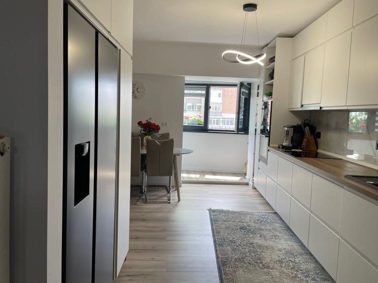 Apartament cu 4 camere decomandat în Central