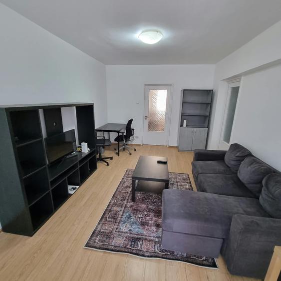 Apartament cu 2 camere semidecomandat în P-ța Victoriei