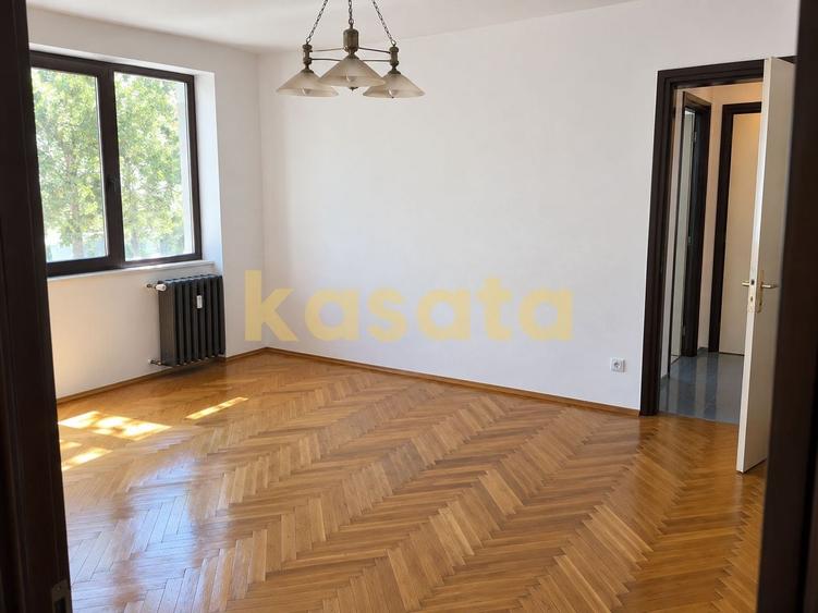 Apartament cu 3 camere semidecomandat în Iancului