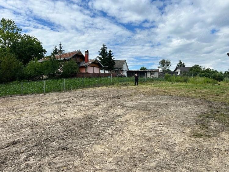 Teren de 2200 mp, în Pătrăuți