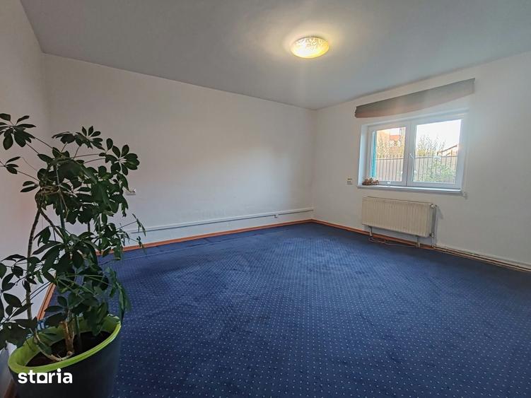 Casă cu 8 camere cu Teren 400 Mp în Florilor