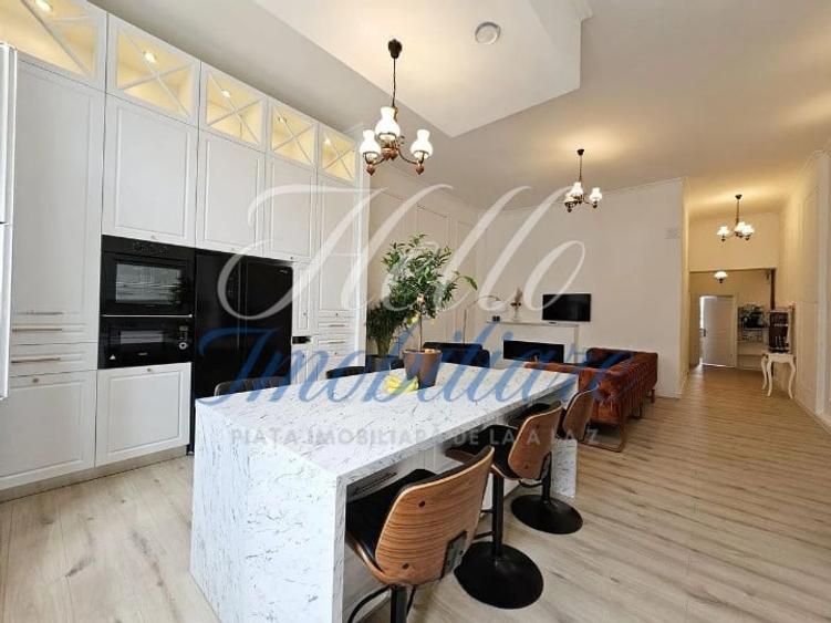 Apartament cu 3 camere semidecomandat, mobilat în Central