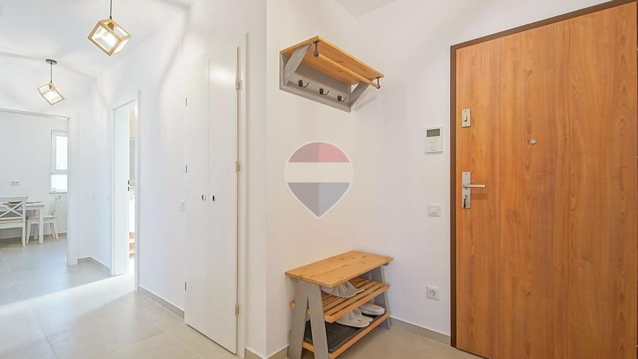Apartament cu 3 camere semidecomandat, mobilat în Tractorul