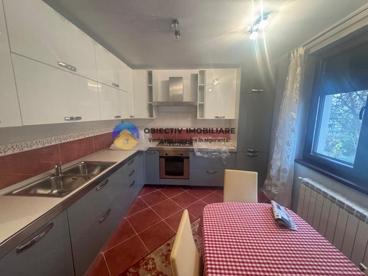 Duplex cu 5 camere cu Canalizare în 1 Mai